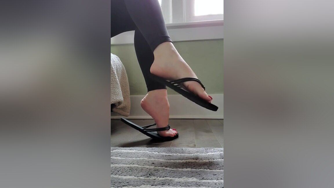 18yo Foxy Girlfriend In Sexy Black Leggings Dangles Her Flip Flops DaPink