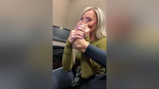 Face Fuck Hot Mature Woman Takes Her Shoes Off And Smells Her Sexy Feet At The Office Teen Fuck