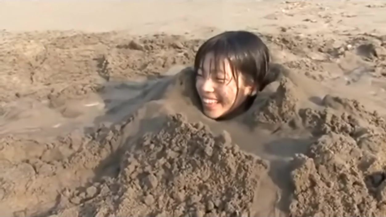 Girlongirl Girl Buried In Beach Pmv