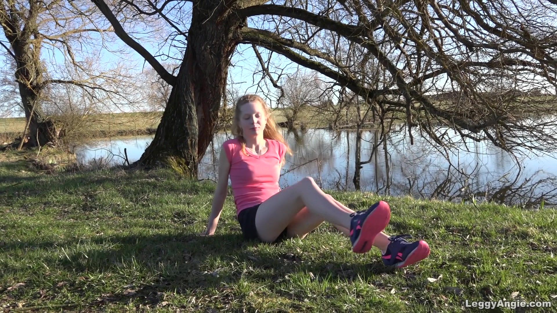 TastyBlacks Teen Girl Showing Off Her Bare Feet Rule34
