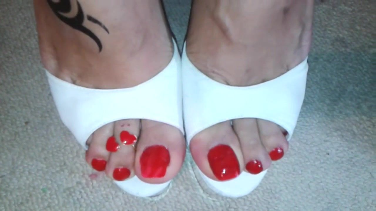 xBubies Cougar Showing Off Her Glamorous Red Toe Nails And Toe Rings In Heels Flagra - 1
