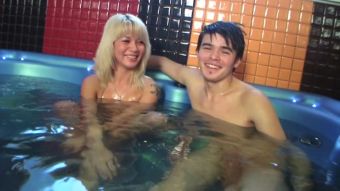 Cousin Sex students feeding golden-haired with rods in the pool Arrecha