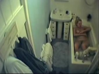 Hot Wife Amateur mature spied masturbating in the full bath...
