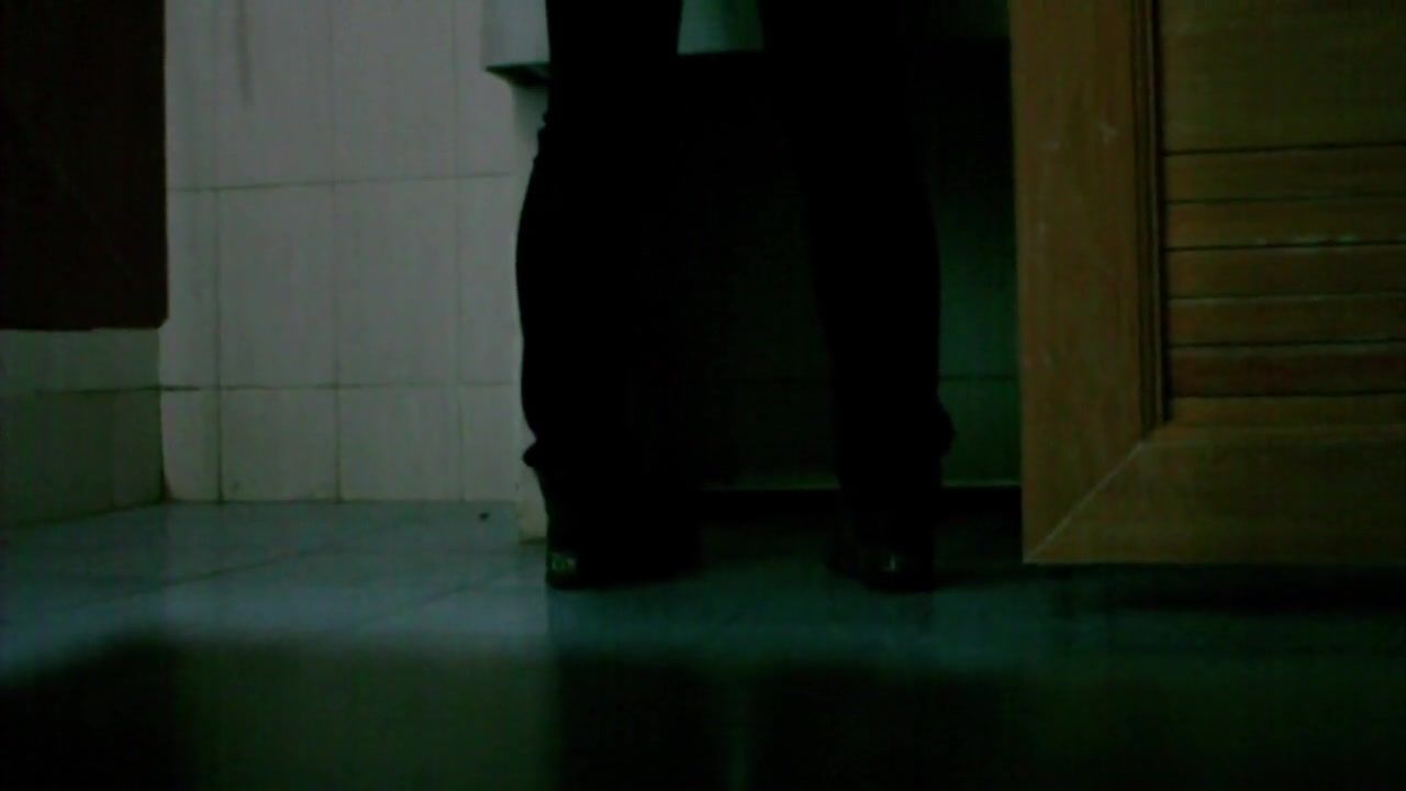 Friend It is a good angle to film pissing woman in hostel toilet Cuckolding - 2