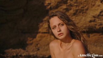 XVids Amelie Lou - On The Rocks Mujer