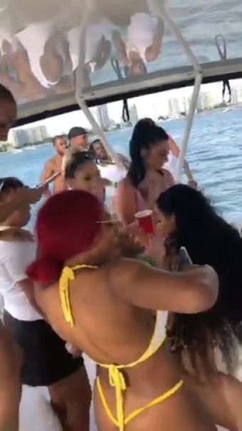 Livesex Boat Party Pussy Eating