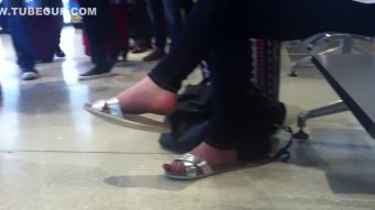 Tetas Grandes Candid sandal dangling at airport (faceshot)...