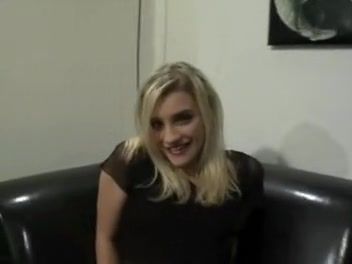 Mulher Smiling golden-haired engulfing and fucking in the one and the other holes on a leather couch Moan
